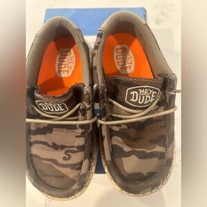 Hey dude Wally in Camo size toddler 8